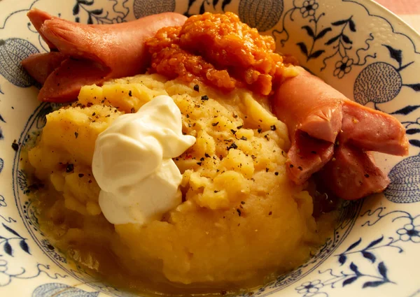 Yemek, sosisli lapa, Lecho ve mayonez..