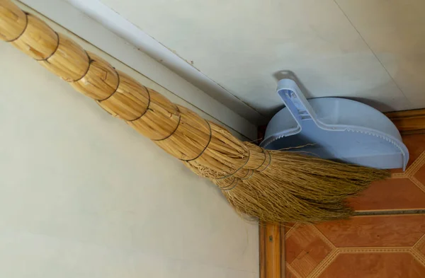 Odanın köşesinde faraşı olan süpürge, odayı temizliyor..