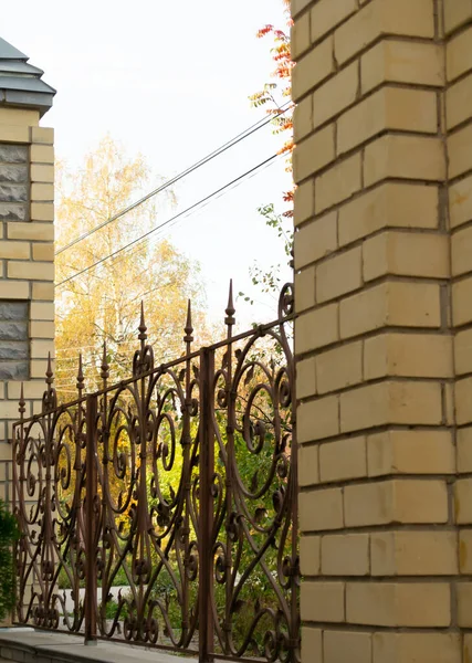 Tuğla sütunlar arasında demir çit var..