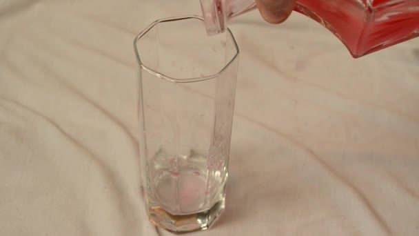Karpuz Suyunu Temiz Bir Bardağa Dök — Stok video