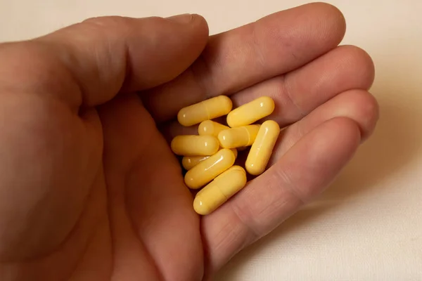 Haplar, beyaz arka planda sarı haplar..