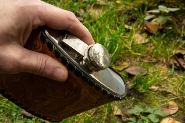 Bir insanın elinde paslanmaz çelik matara.