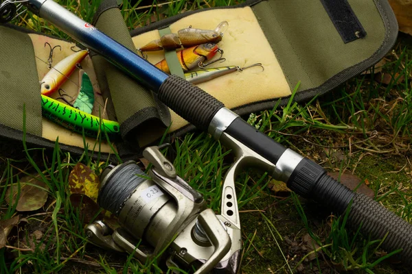 Makara ve olta takımlarıyla dönüyor, sallanıyorlar..