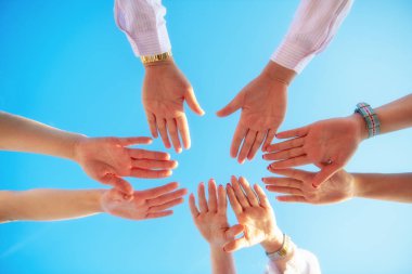 gençlerin Merkezi sahilinde uzanan eller