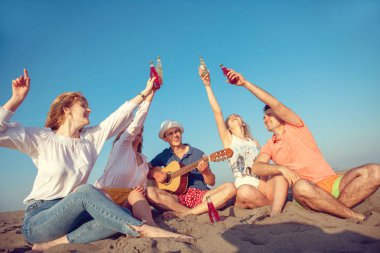 mutlu gençler kumsalda güzel yaz günbatımı üzerinde dans grubu