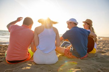 mutlu gençler kumsalda güzel yaz günbatımı üzerinde dans grubu