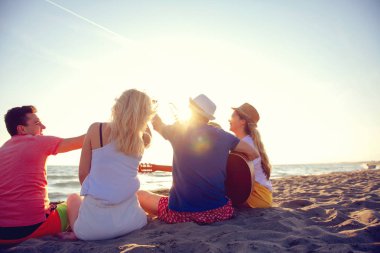 mutlu gençler kumsalda güzel yaz günbatımı üzerinde dans grubu