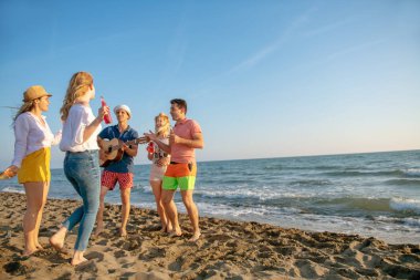 mutlu gençler kumsalda güzel yaz günbatımı üzerinde dans grubu