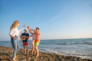 mutlu gençler kumsalda güzel yaz günbatımı üzerinde dans grubu