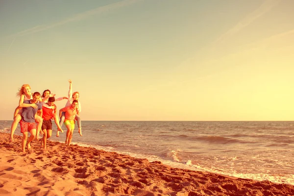 Amigos Diversión Playa Bajo Luz Del Sol Puesta Del Sol —  Fotos de Stock