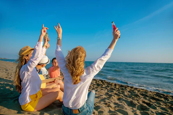 มหน มสาวท ความส ขเต ชายหาดในฤด อนท สวยงามพระอาท — ภาพถ่ายสต็อก