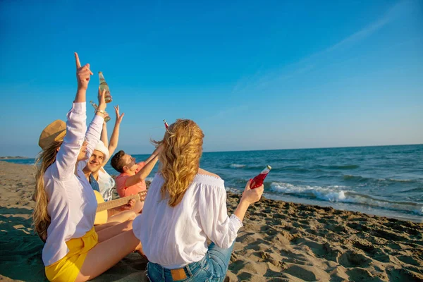 Gruppo Giovani Felici Che Ballano Spiaggia Sul Bellissimo Tramonto Estivo — Foto Stock