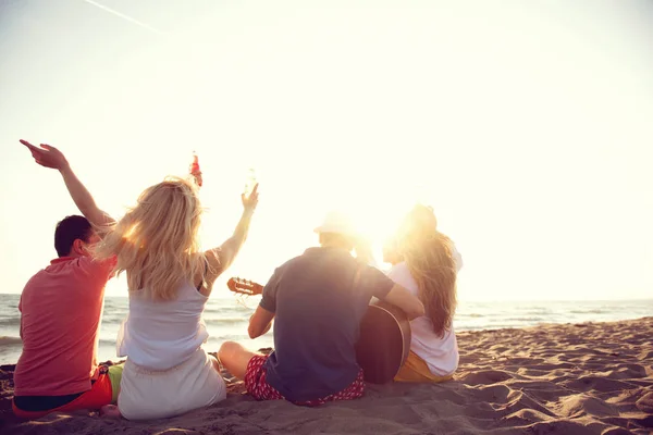 Groep Van Gelukkige Jonge Mensen Dansen Het Strand Mooie Zomerse — Stockfoto