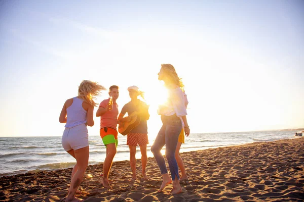 Group Happy Young People Dancing Beach Beautiful Summer Sunset — Stock Photo, Image