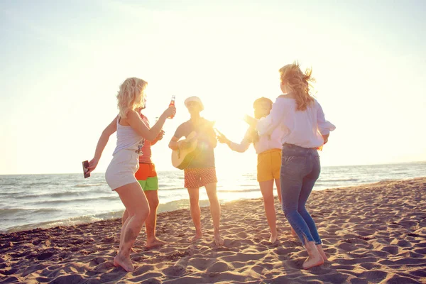 Grupo Jóvenes Felices Bailando Playa Hermoso Atardecer Verano — Foto de Stock