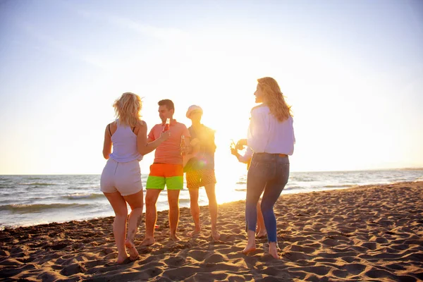 Grupo Jóvenes Felices Bailando Playa Hermoso Atardecer Verano —  Fotos de Stock