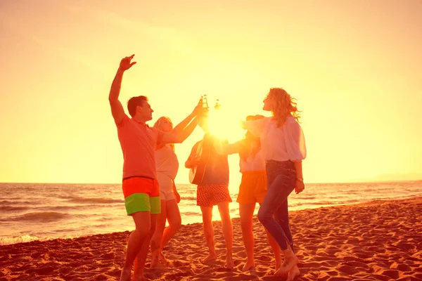 Groep Van Gelukkige Jonge Mensen Dansen Het Strand Mooie Zomerse — Stockfoto