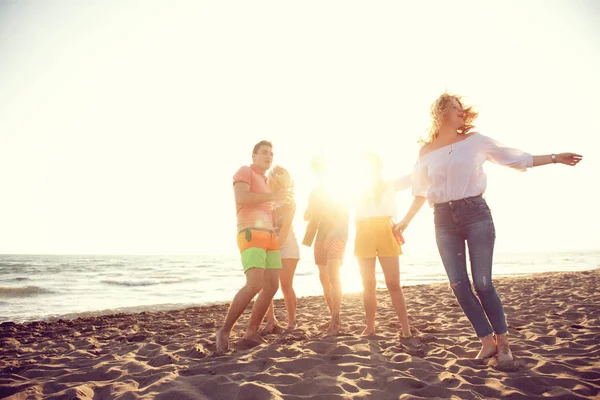 Група Щасливих Молодих Людей Танцює Пляжі Красивому Літньому Заході Сонця — стокове фото