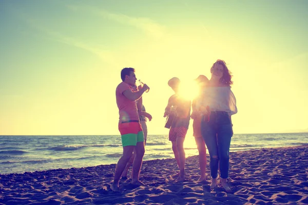 Skupina Happy Mladých Lidí Tančí Krásné Letní Západ Slunce Pláži — Stock fotografie