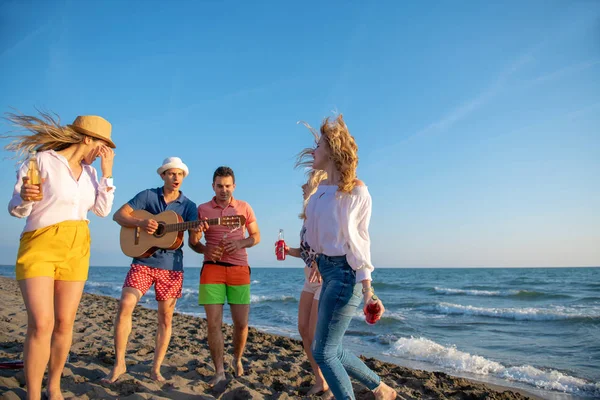 Gruppo Giovani Felici Che Ballano Spiaggia Sul Bellissimo Tramonto Estivo — Foto Stock