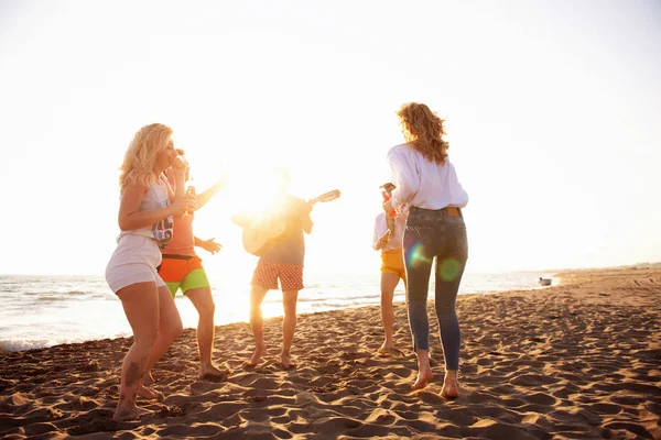 Gruppo Giovani Felici Che Ballano Spiaggia Sul Bellissimo Tramonto Estivo — Foto Stock