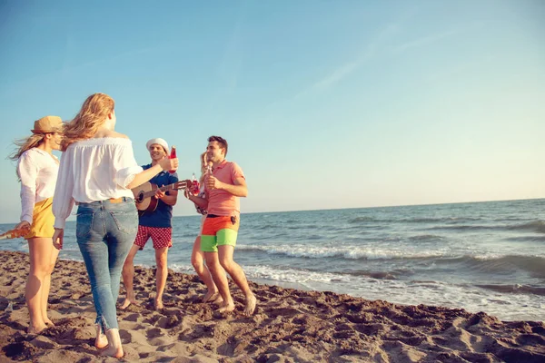 Skupina Happy Mladých Lidí Tančí Krásné Letní Západ Slunce Pláži — Stock fotografie