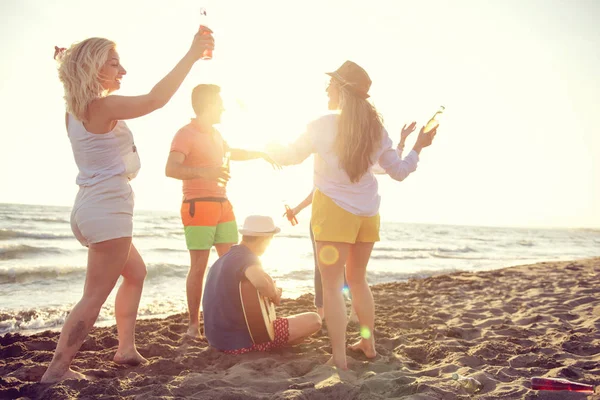 Група Щасливих Молодих Людей Танцює Пляжі Красивому Літньому Заході Сонця — стокове фото