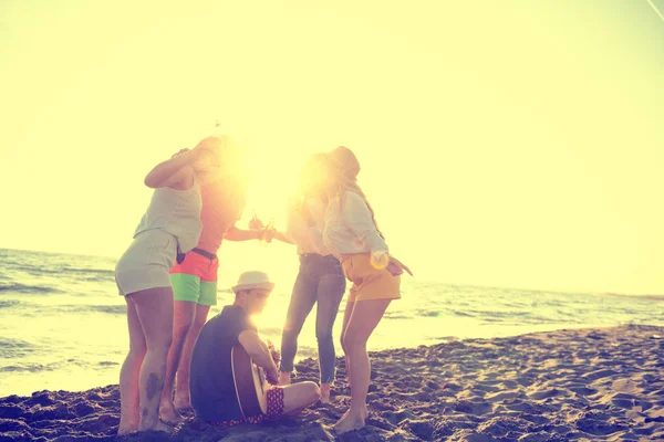 Groupe Jeunes Gens Heureux Dansant Plage Sur Beau Coucher Soleil — Photo