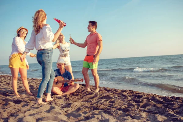 Skupina Happy Mladých Lidí Tančí Krásné Letní Západ Slunce Pláži — Stock fotografie