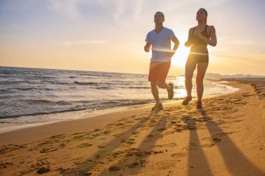 Mutlu çift sahilde koşu görünümünü tam uzunlukta