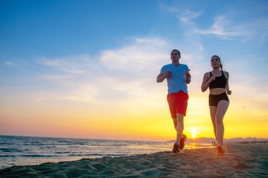 Alt görünümü güzel çiftin tropik sahilde koşu