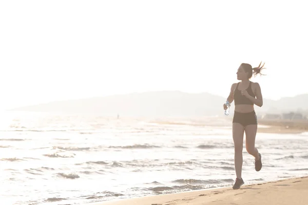 Junge Fitte Frau Mit Wasserflasche Joggt Auf Sonnenaufgangspfad — Stockfoto