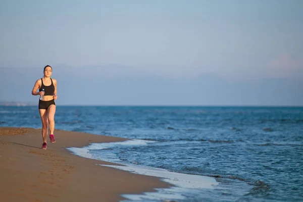 Vorderansicht Einer Fitten Frau Mit Einer Wasserflasche Strand Vor Blauem — Stockfoto