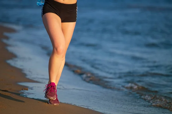 シーサイド トレイルを実行している女性の足のビューをトリミング — ストック写真
