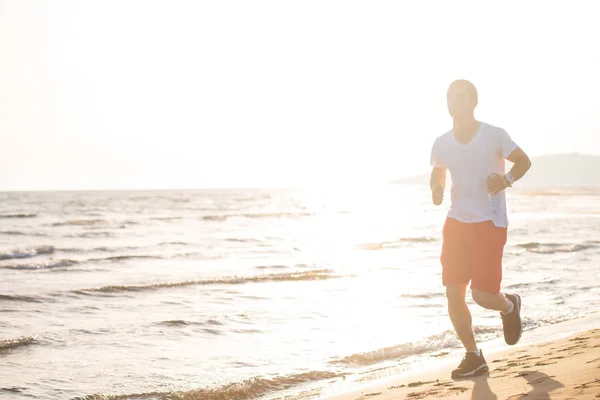 Ganzkörperansicht Eines Mannes Der Bei Sonnenaufgang Strand Läuft — Stockfoto