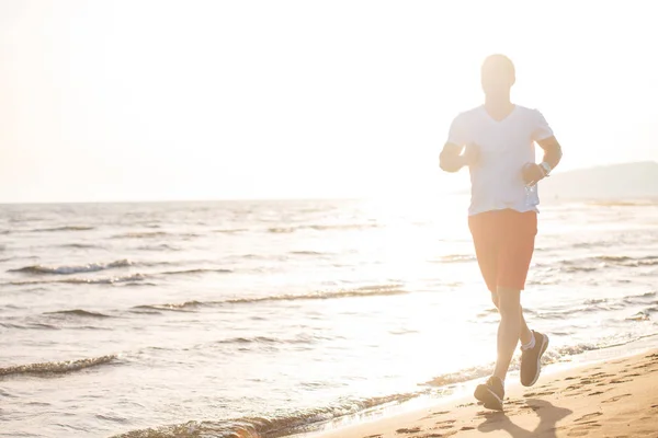 Vorderansicht Eines Gesunden Mannes Beim Joggen Strand Gegen Den Sonnenuntergangshimmel — Stockfoto