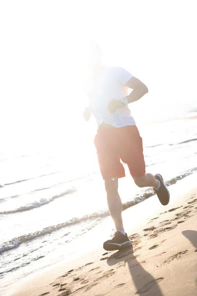 Ganzkörperansicht Eines Mannes Der Bei Sonnenaufgang Strand Läuft — Stockfoto