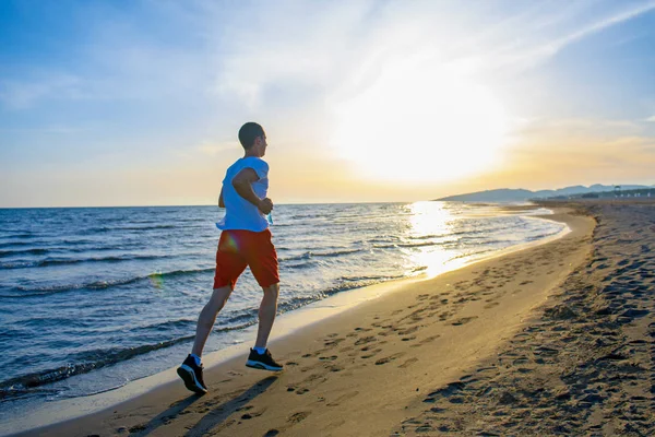 Rückansicht Eines Mannes Der Bei Sonnenuntergang Strand Läuft — Stockfoto