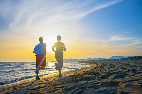 Rear View Man Women Running Together Tropical Beach Sunset — Stock Photo, Image