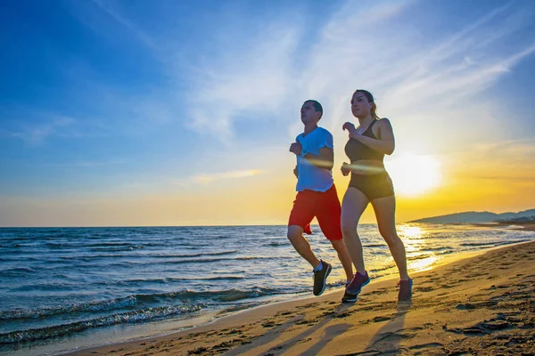 Vista Lateral Homem Das Mulheres Que Correm Pela Praia Tropical — Fotografia de Stock