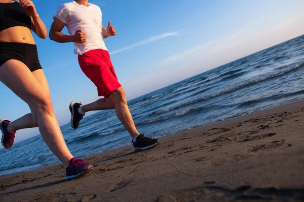 Bodenbild Eines Jungen Paares Das Zusammen Tropischen Strand Bei Sonnenuntergang — Stockfoto