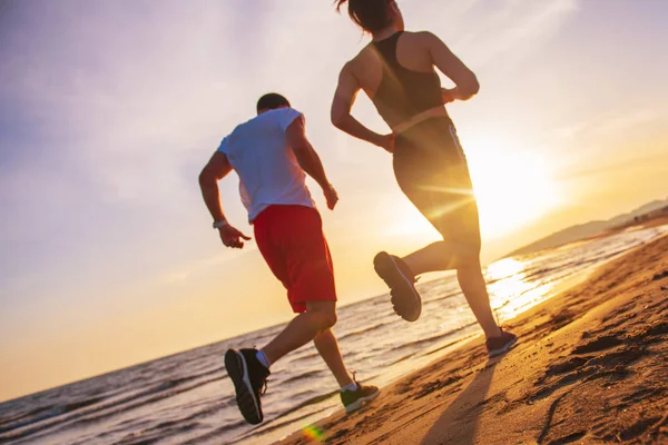 Rückansicht Von Mann Und Frau Die Gemeinsam Tropischen Strand Bei — Stockfoto