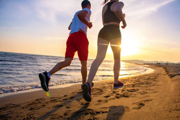 Vista Del Suelo Una Joven Pareja Corriendo Juntos Por Playa —  Fotos de Stock