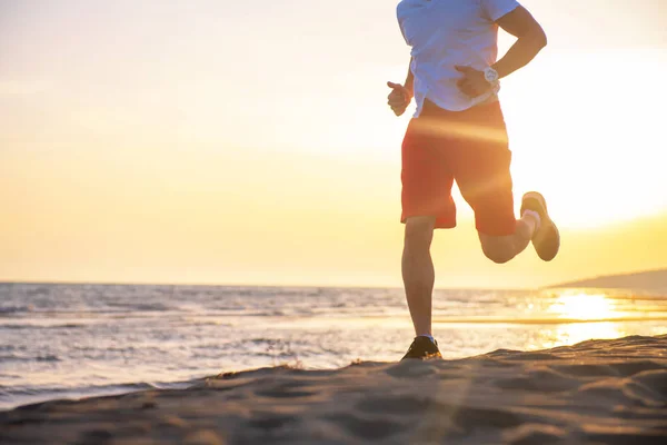 Lage Sectieweergave Van Man Loopt Strand Bij Zonsondergang — Stockfoto