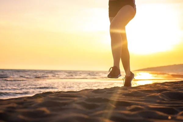 Nízké Řez Ženy Proti Obloze Sunrise Beach — Stock fotografie