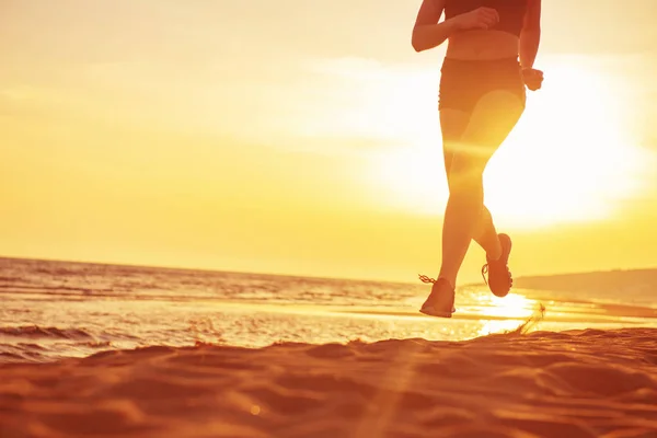 Blick Von Unten Auf Frau Die Strand Gegen Den Sonnenaufgangshimmel — Stockfoto