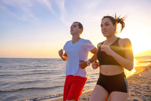 Mezza Lunghezza Vista Bella Coppia Che Jogging Sulla Spiaggia Tropicale — Foto Stock