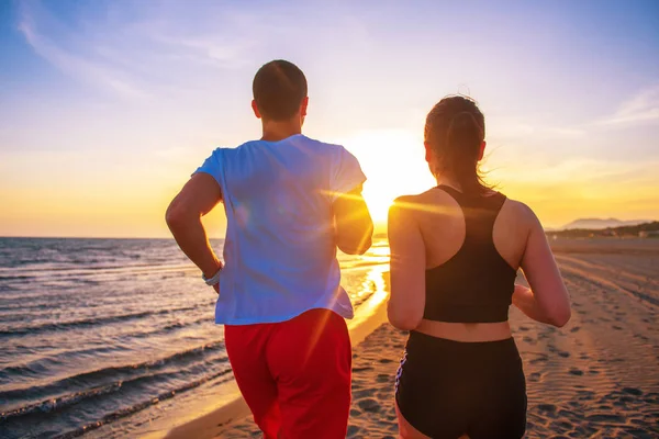 Meio Comprimento Visão Traseira Casal Encantador Jogging Juntos Praia — Fotografia de Stock