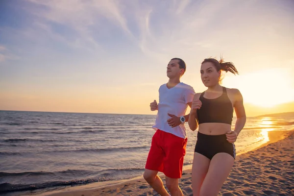 Man Vrouw Rennen Tropisch Strand Bij Zonsondergang — Stockfoto