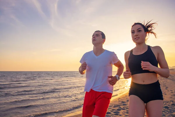 Uomo Donna Che Corrono Sulla Spiaggia Tropicale Tramonto — Foto Stock